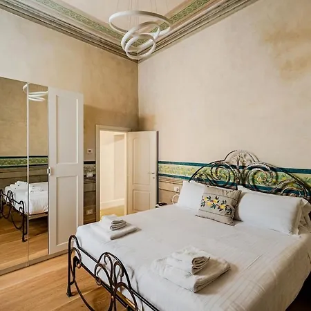 Elegant, Steps From Piazza Della Signoria Apartamento