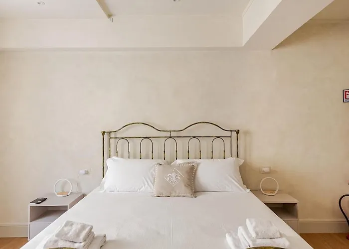 Апартаменты Elegant, Steps From Piazza Della Signoria Флоренция